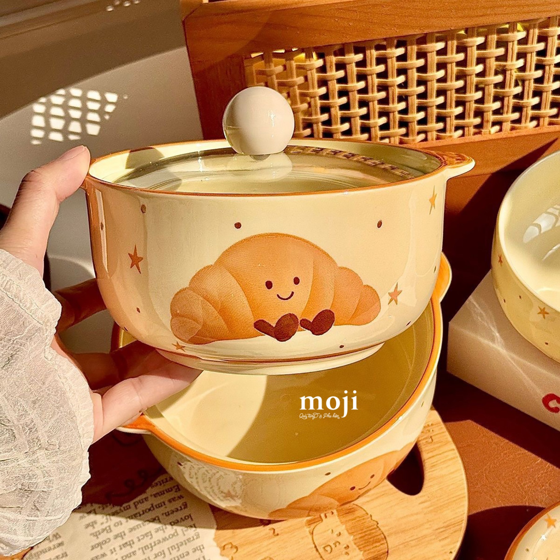 Chén bát gốm sứ kèm nắp thủy tinh Happy croissant có chân nền sao chấm tròn