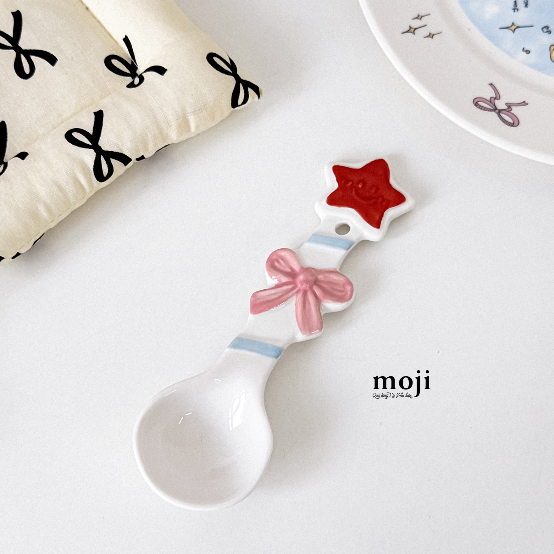 Thìa muỗng sứ Smiley star bow nơ